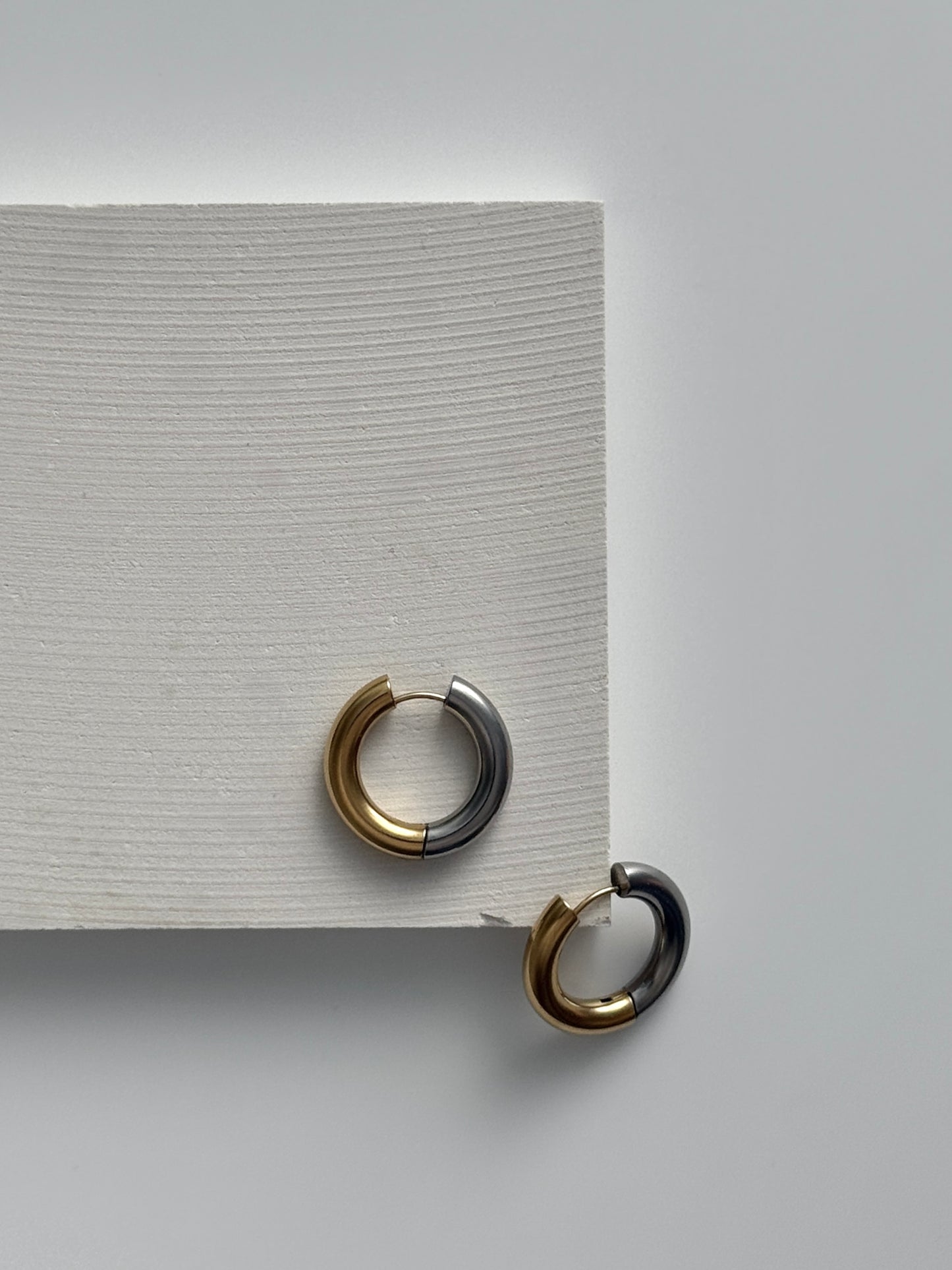 BASIC Large Two-tone Hoop Earrings